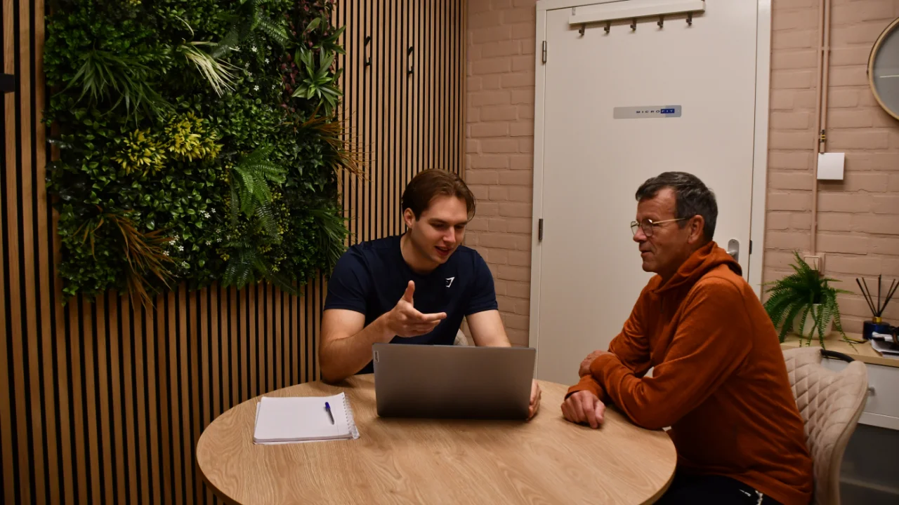 Steven bespreekt een coachingtraject met een klant aan tafel