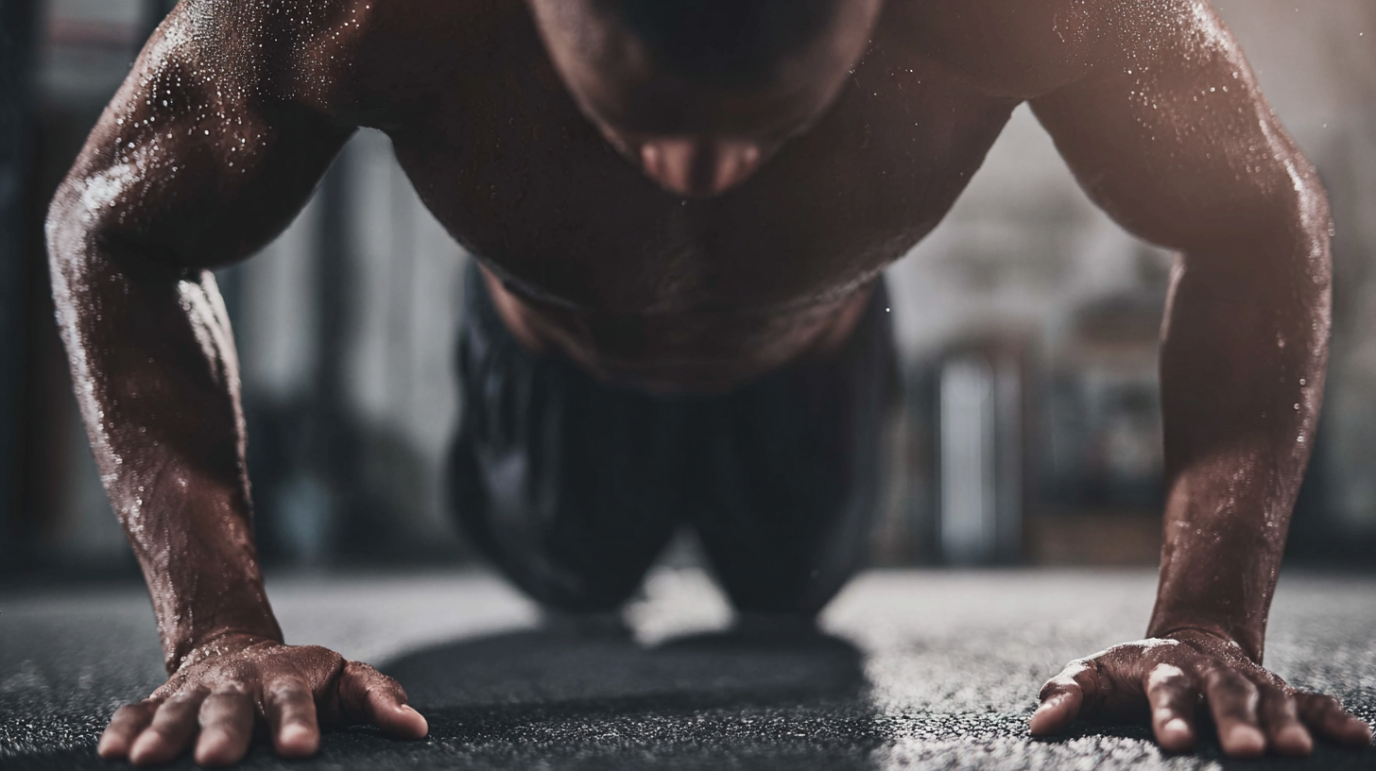Sporter doet push-ups tijdens een intensieve training