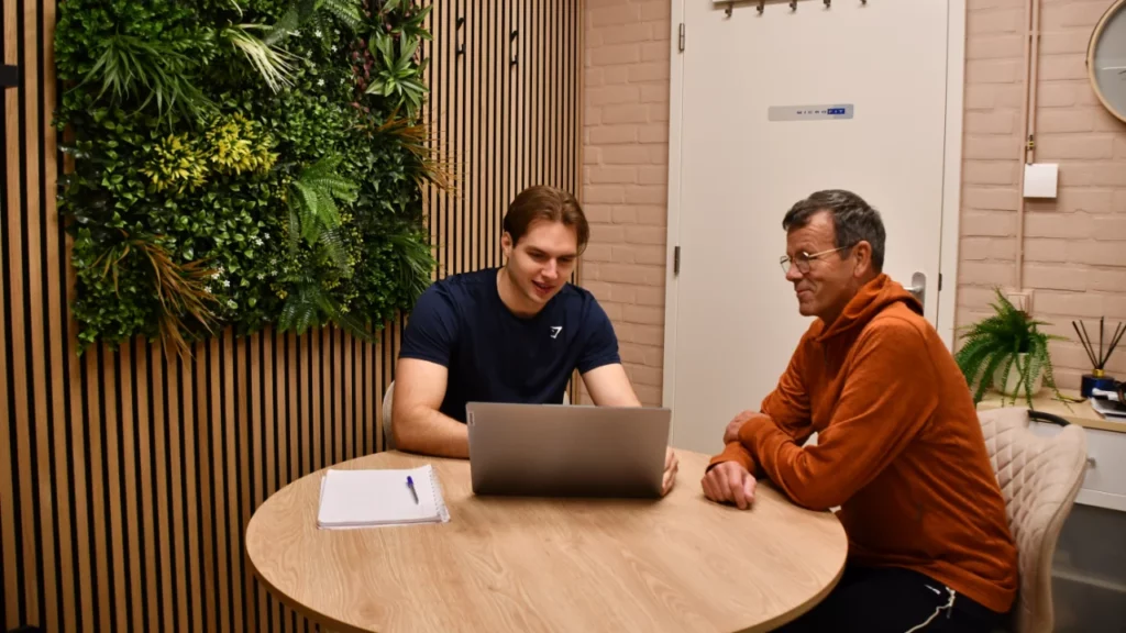 Steven van SteFit Coaching in gesprek met een klant tijdens een intakegesprek