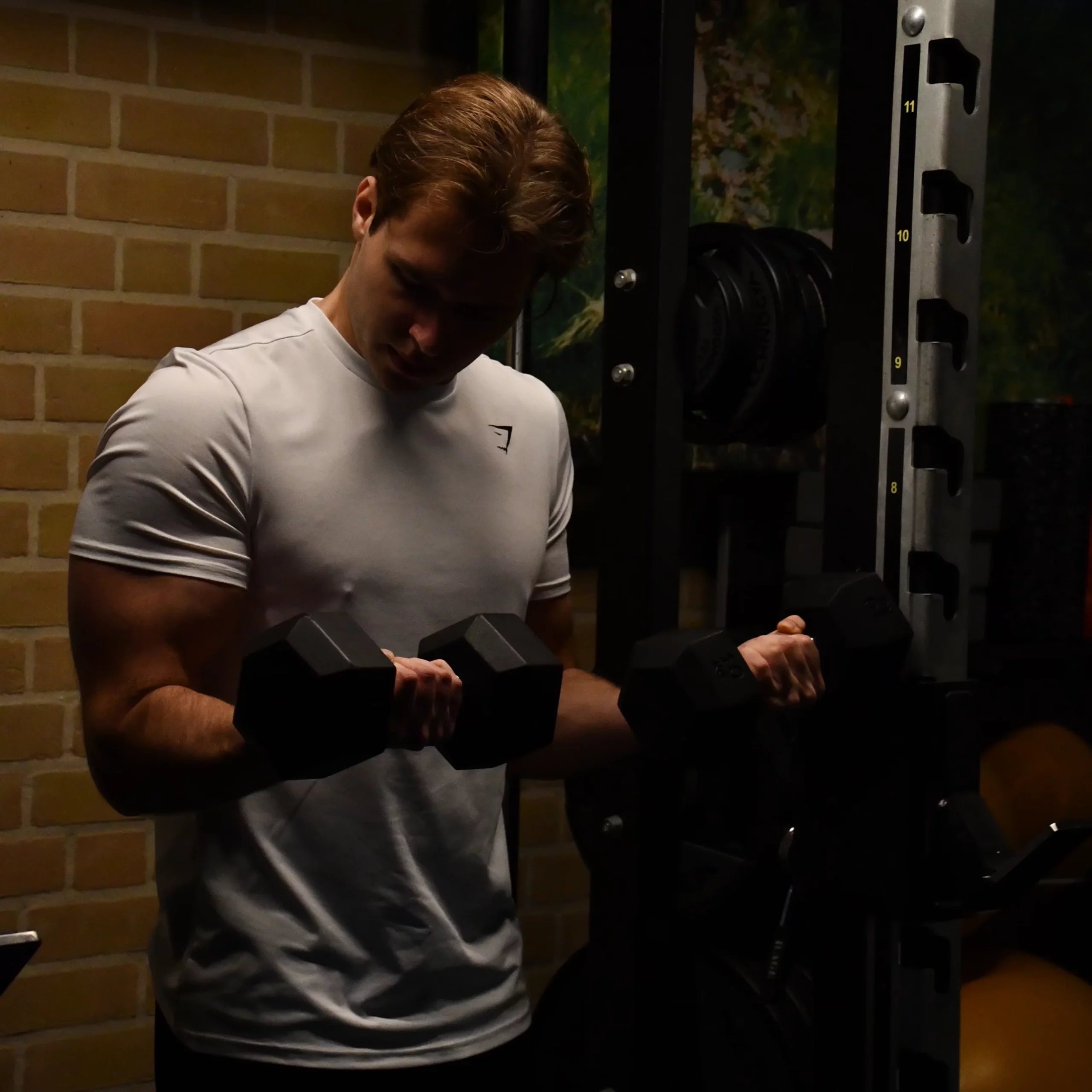 Steven van SteFit Coaching traint met dumbbells in de sportschool in Leusden