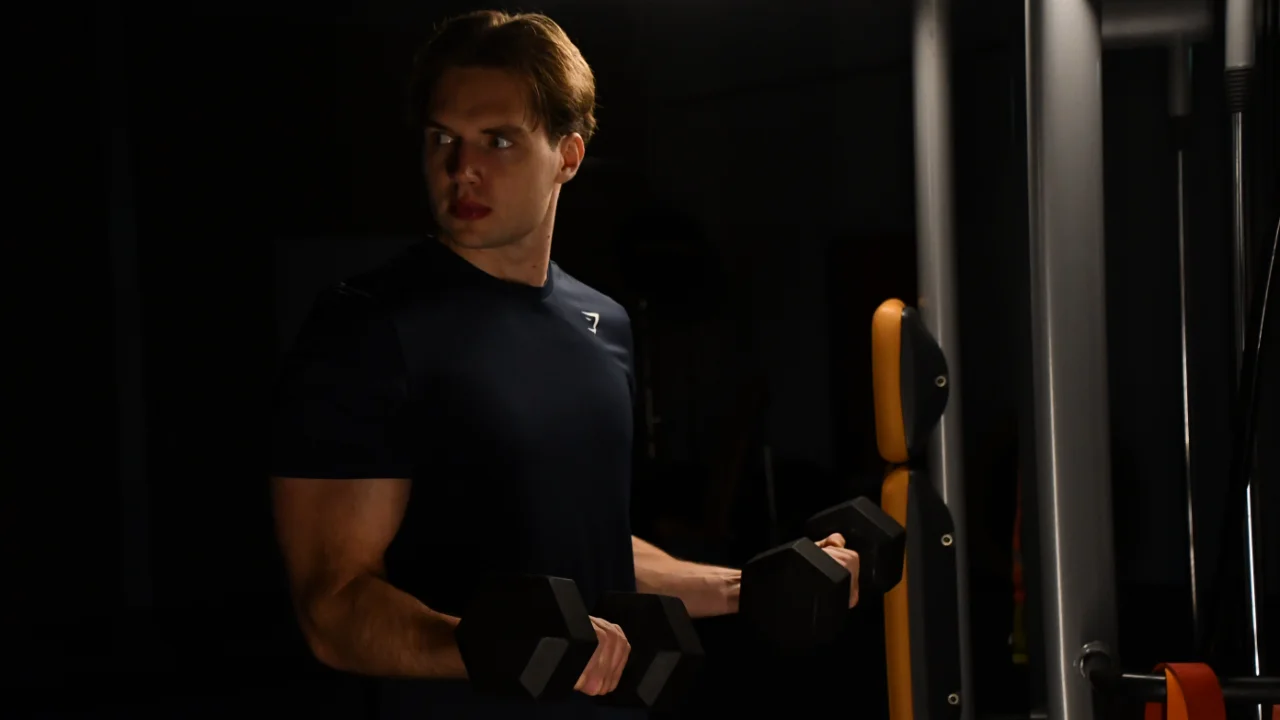 Personal trainer Steven van SteFit Coaching traint met een dumbbell in de sportschool in Leusden