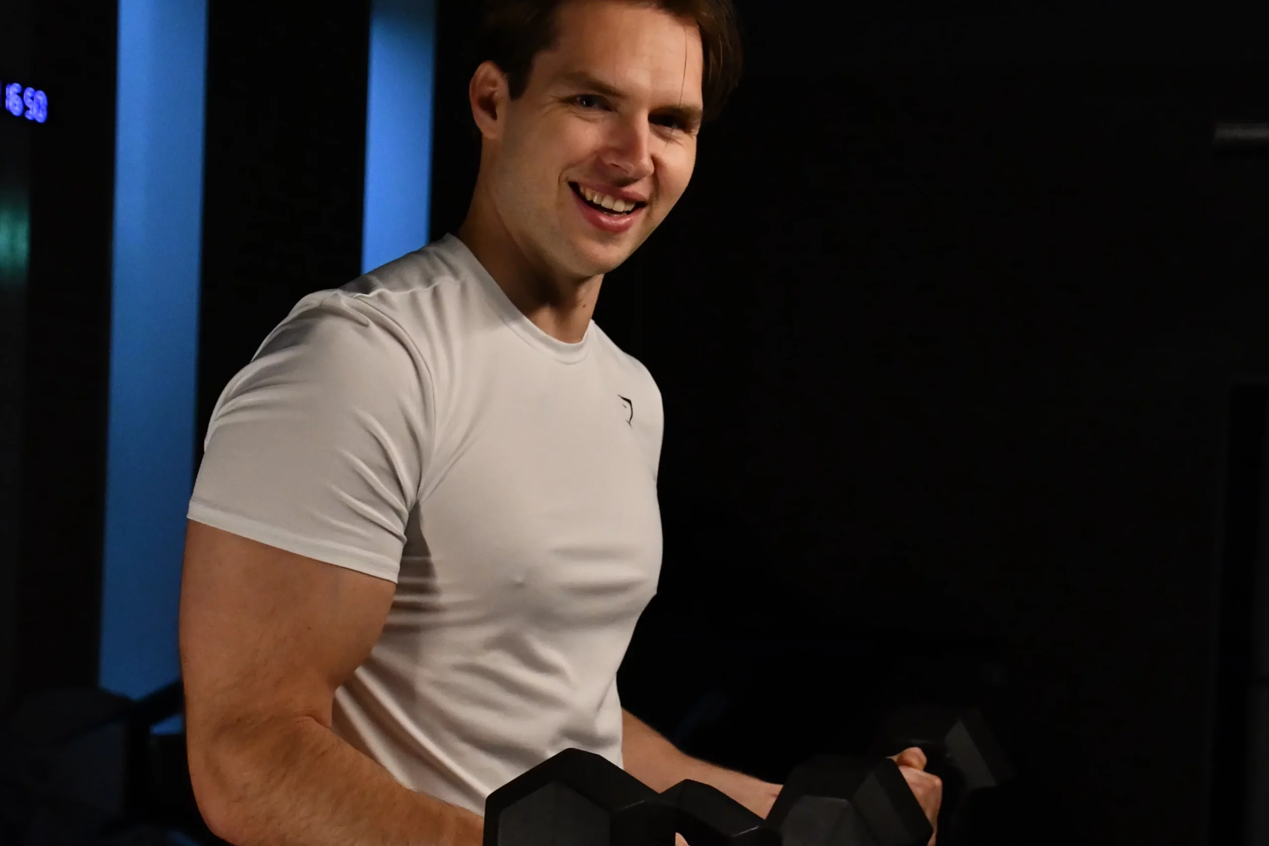 Personal trainer Steven van SteFit Coaching lacht tijdens een training in de sportschool