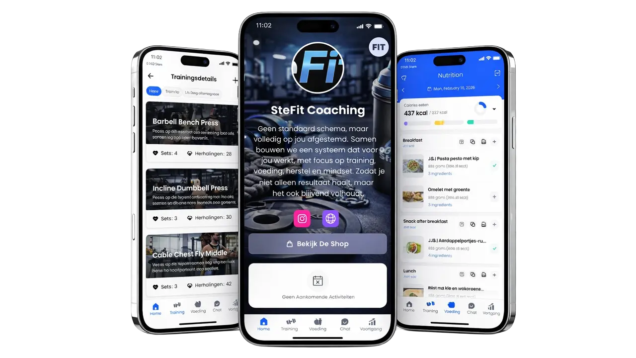 De SteFit coaching-app op drie telefoons met trainingsschema, voeding en voortgang